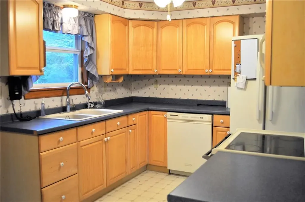 17 Russell Street Readfield ME 04355