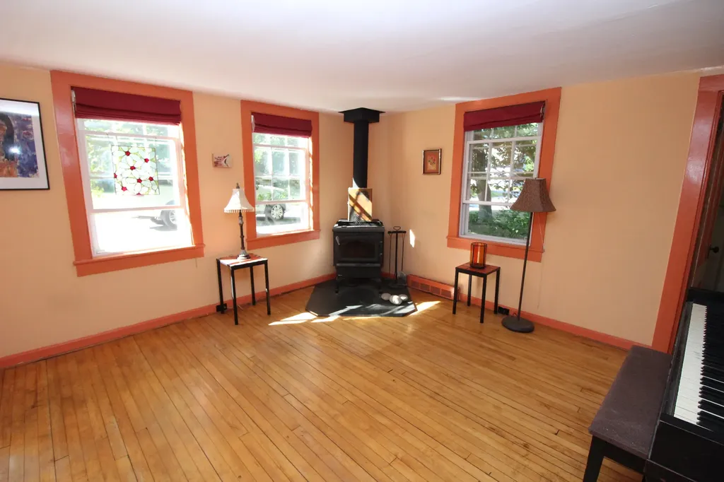 33 Pond Street Orono ME 04473