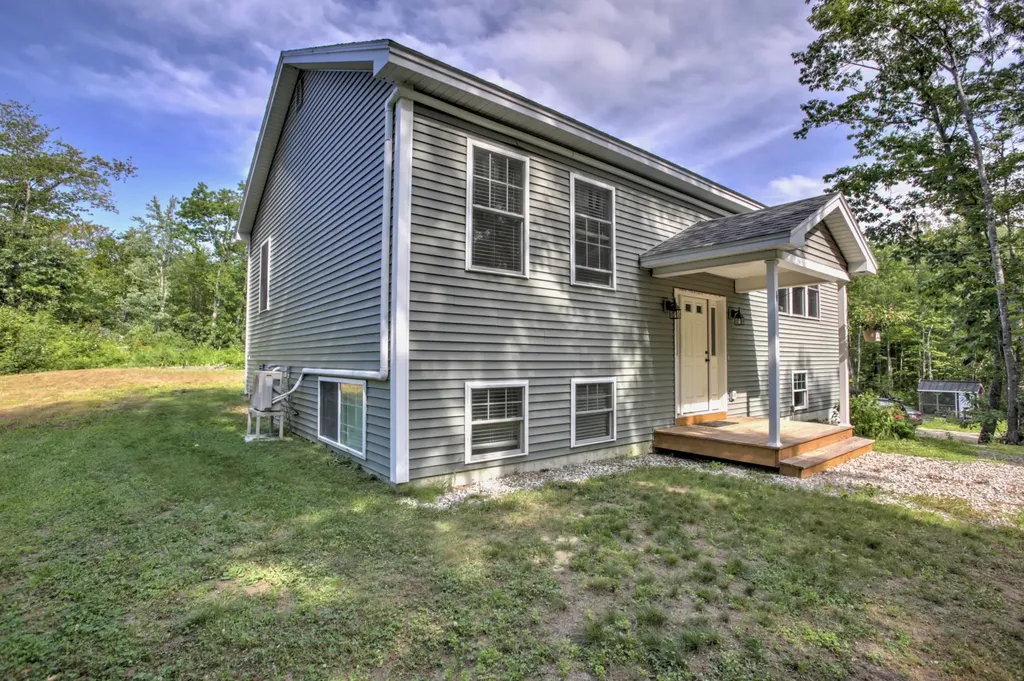 82 Egypt Road Raymond ME 04071