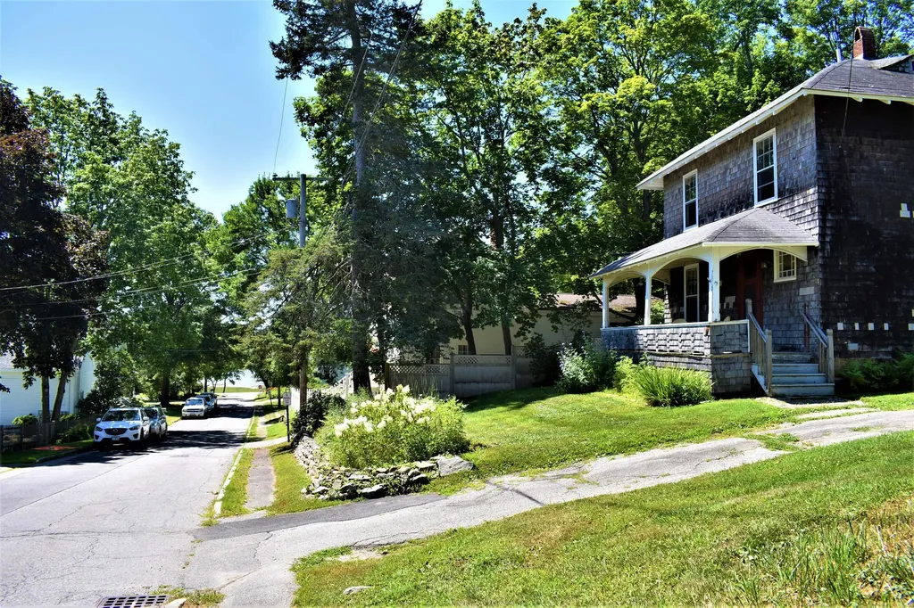 18 Summer Street Wiscasset ME 04578