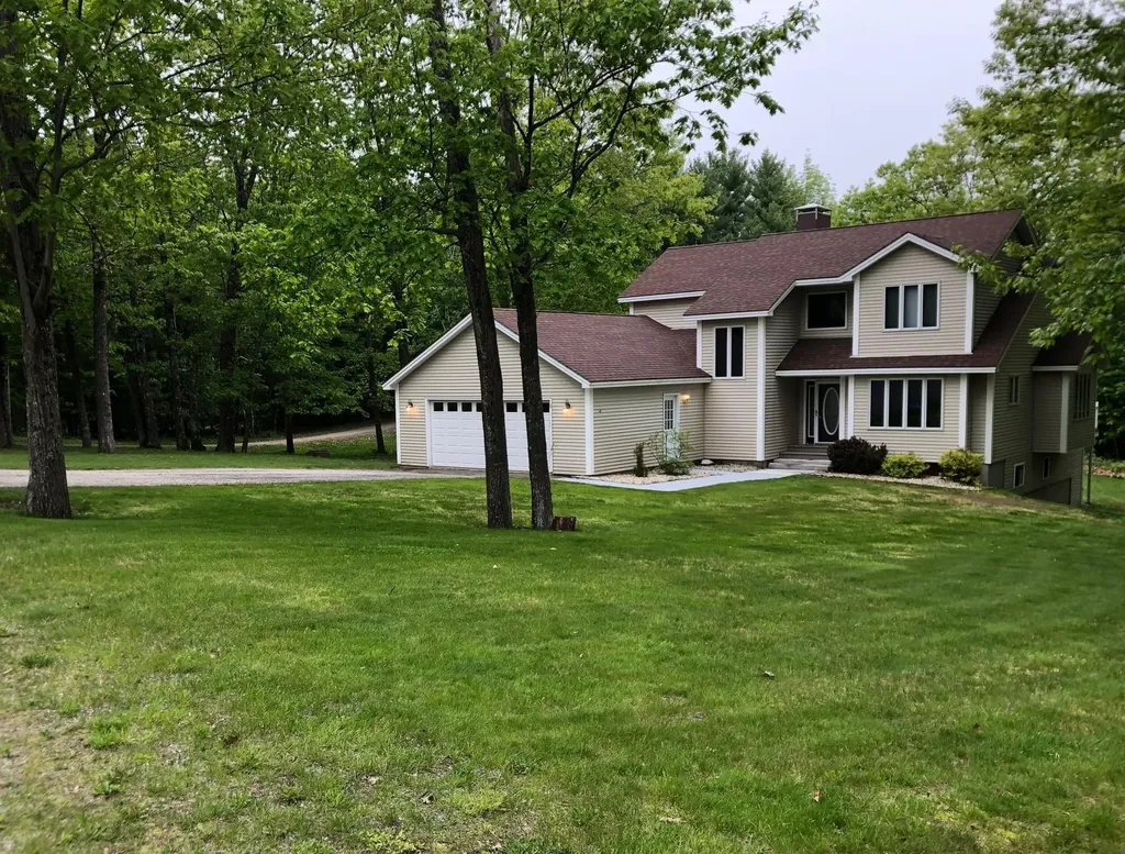 8 Acorn Lane Lewiston ME 04240