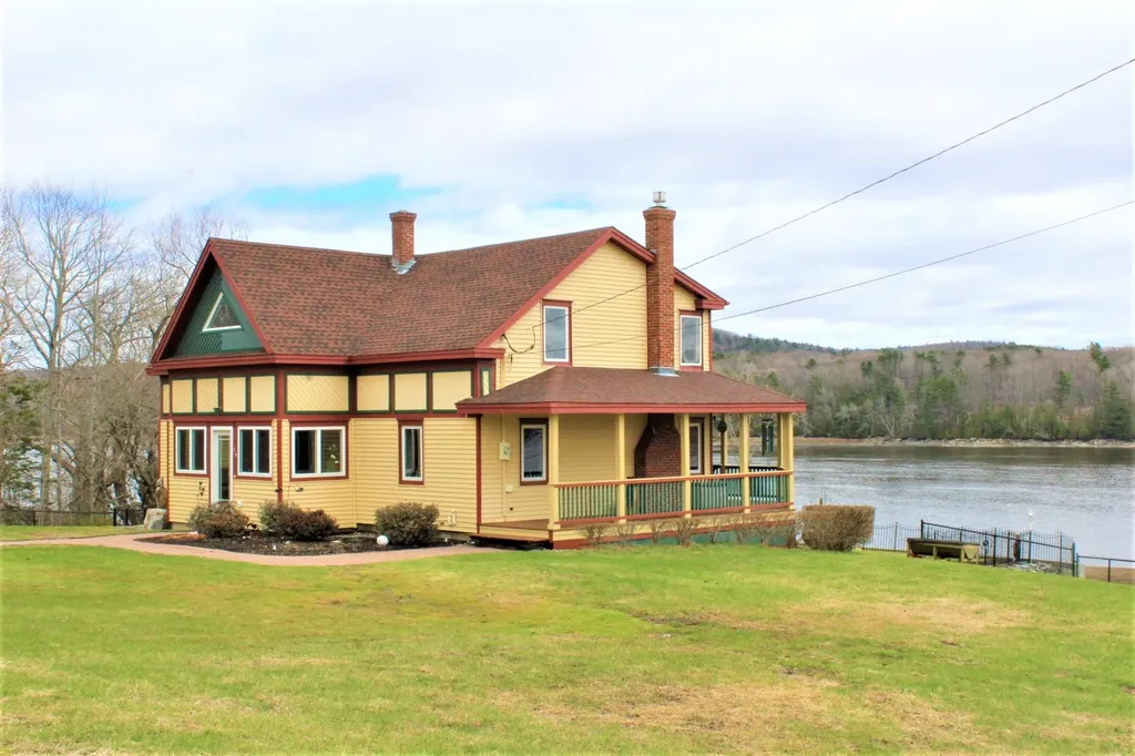 15 Pleasant Street Winterport ME 04496