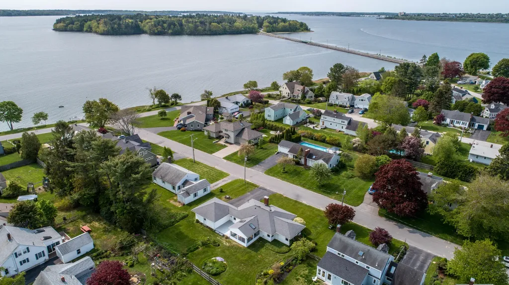 16 Mckinley Road Falmouth ME 04105