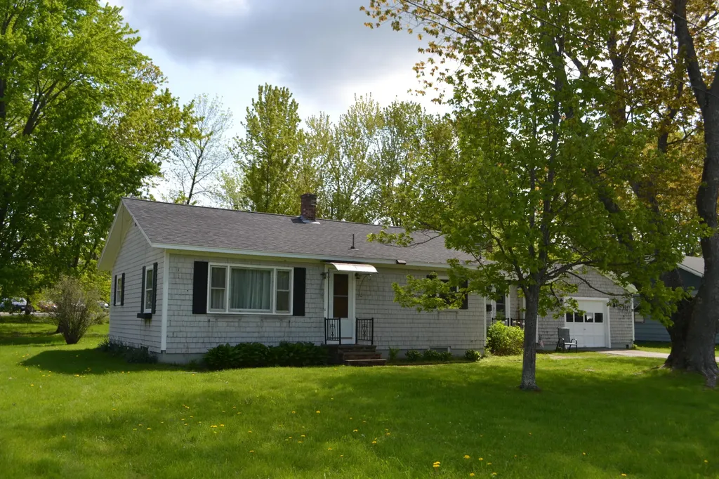 10 Sheridan Street Newport ME 04953