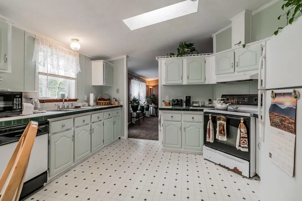 662 Greenwood Avenue Warren ME 04864