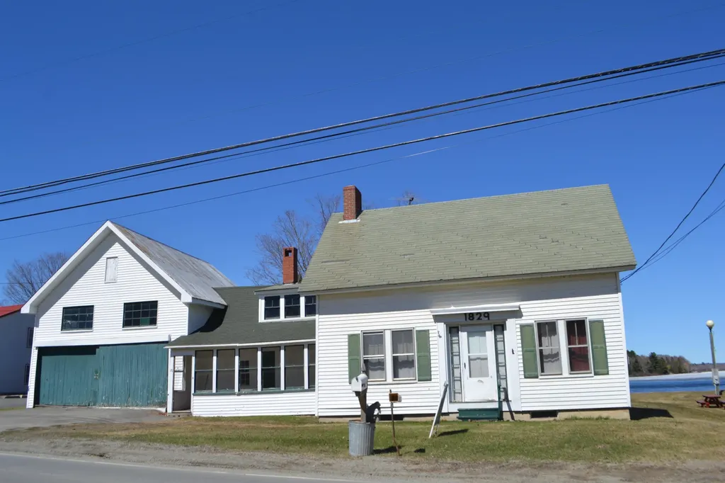 18 Corinna Road Saint Albans ME 04971