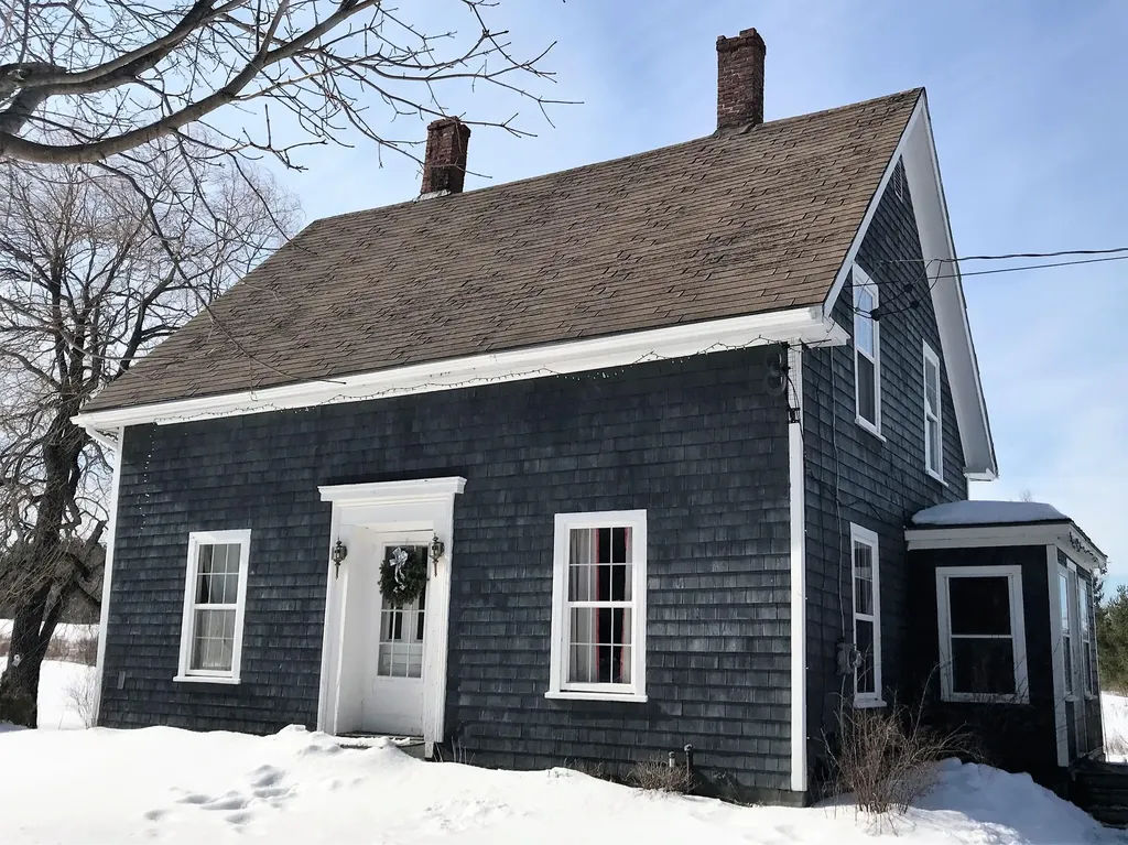 1096 Eastern Avenue Holden ME 04429