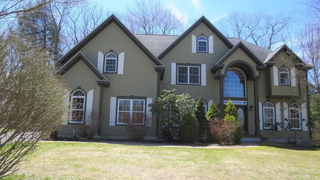 32 Surrey Lane Falmouth ME 04105