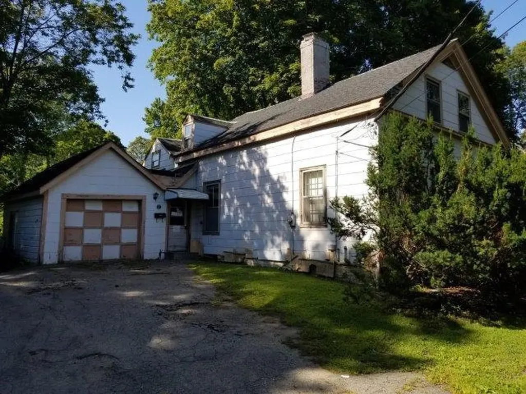 15 Maxim Court Bangor ME 04401