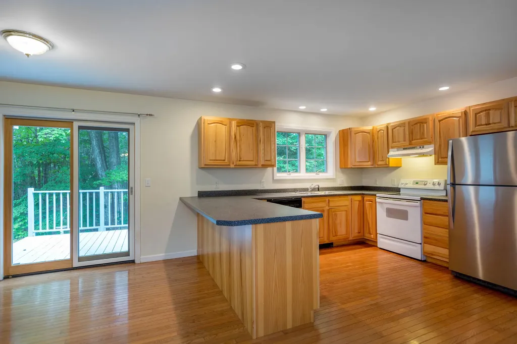 19 Eric Drive Topsham ME 04086