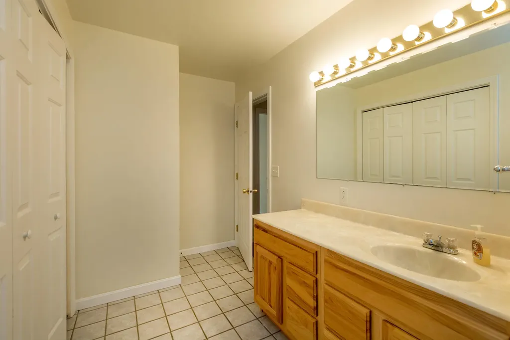 19 Eric Drive Topsham ME 04086