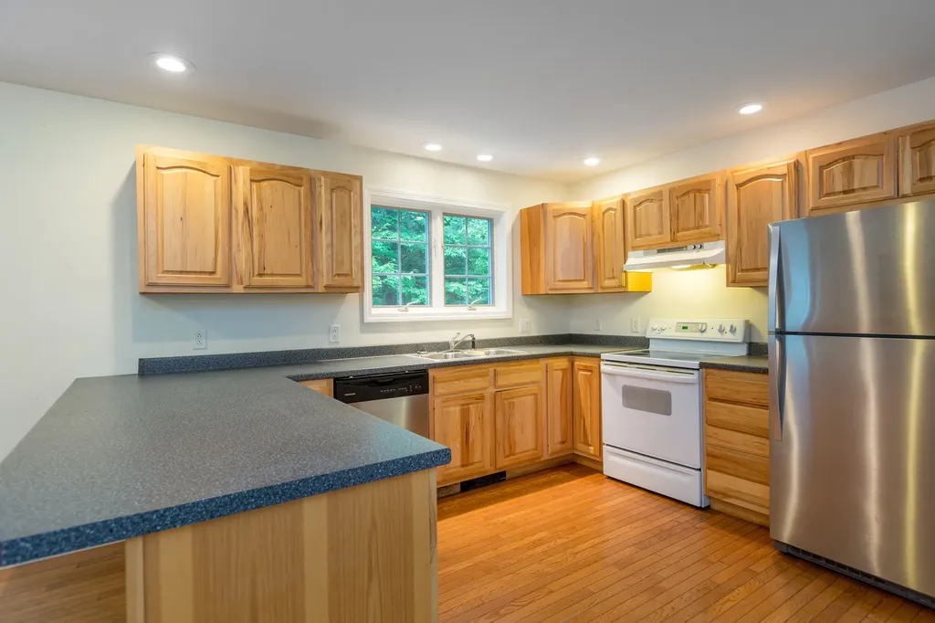 19 Eric Drive Topsham ME 04086