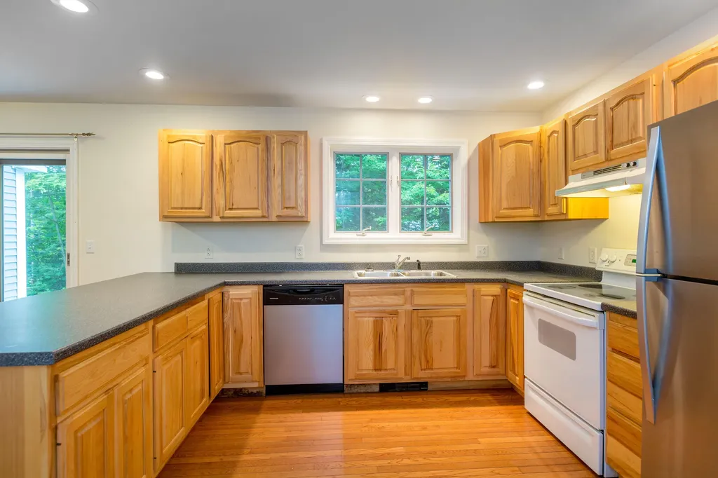 19 Eric Drive Topsham ME 04086