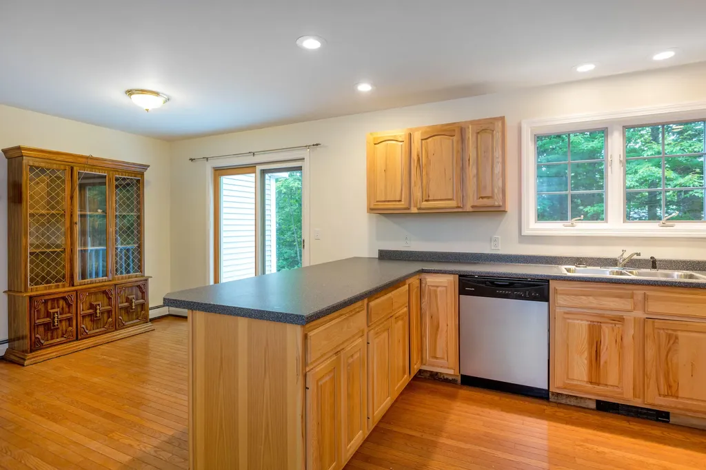 19 Eric Drive Topsham ME 04086