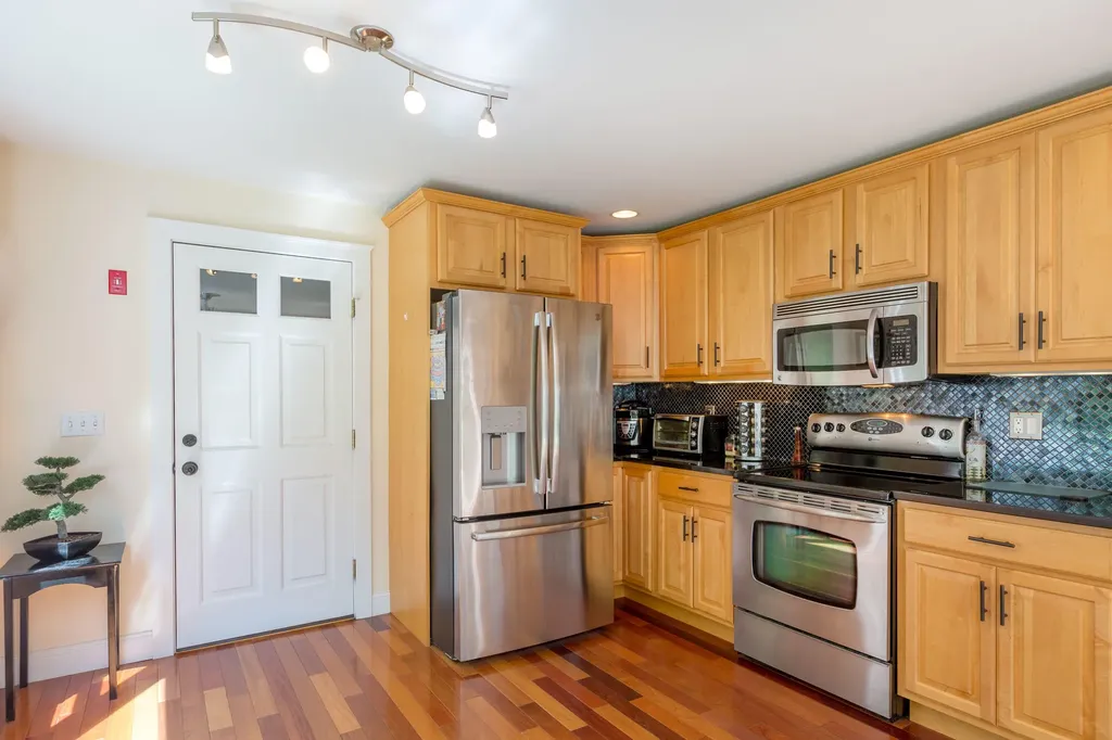 5 Hillside Place Boothbay ME 04537
