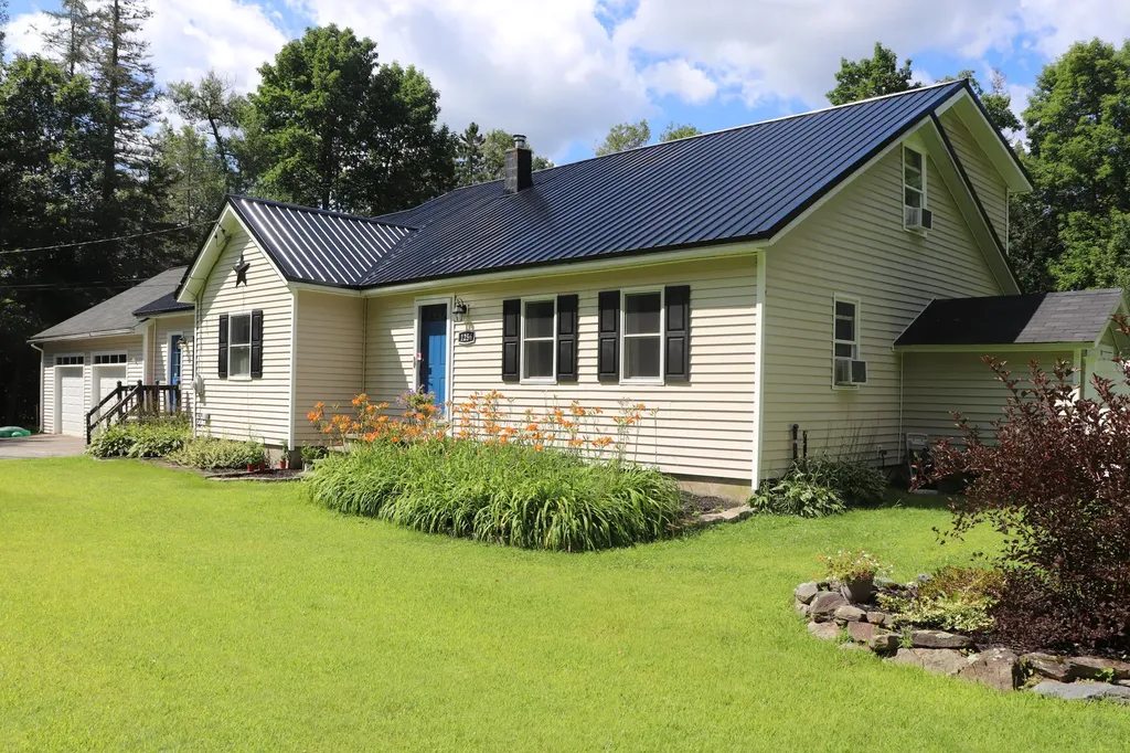 1256 Hudson Road Glenburn ME 04401