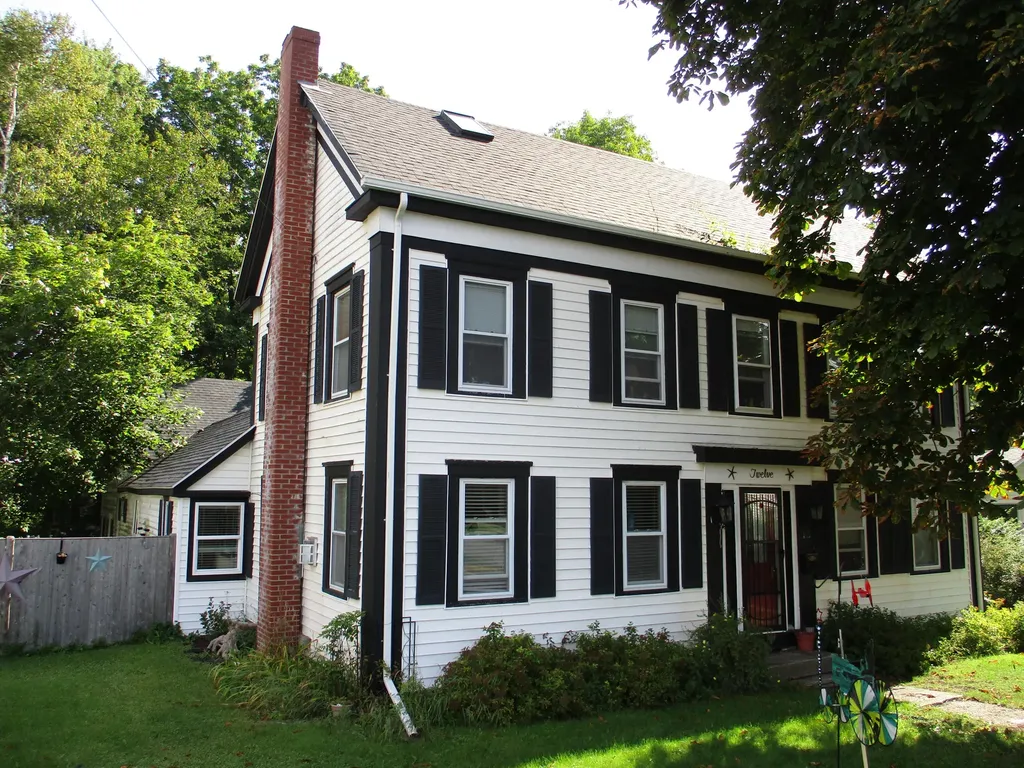 12 Wadsworth Street Thomaston ME 04861