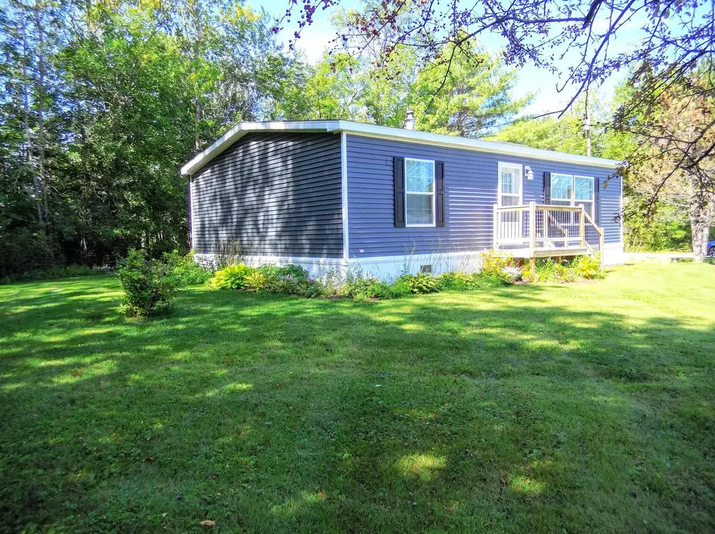 25 Spruce Street Newport ME 04953