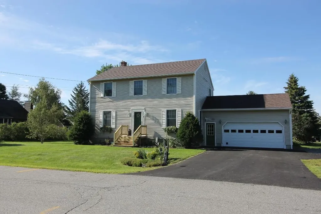 7 Daisey Lane Hampden ME 04444
