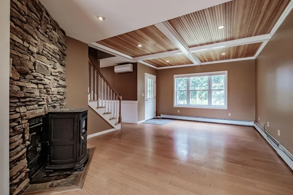 19 Davis Annex Gorham ME 04038