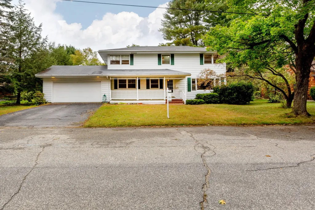 40 Robinson Gardens Lewiston ME 04240