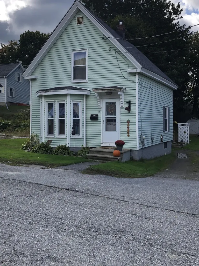 15 Oak Street Gardiner ME 04345