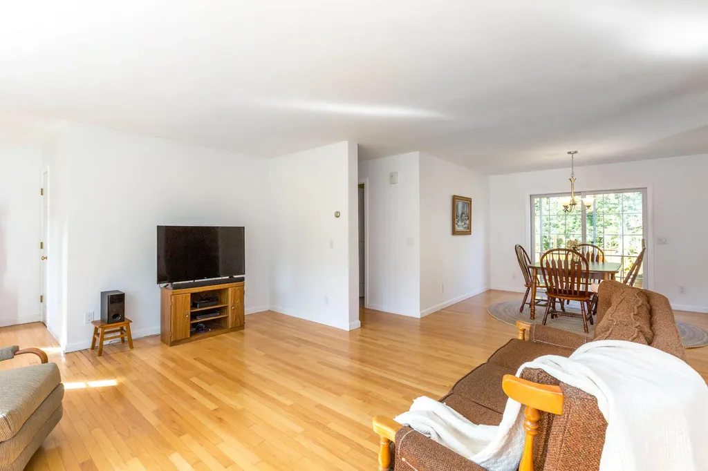 22 Madelyn Avenue Topsham ME 04086