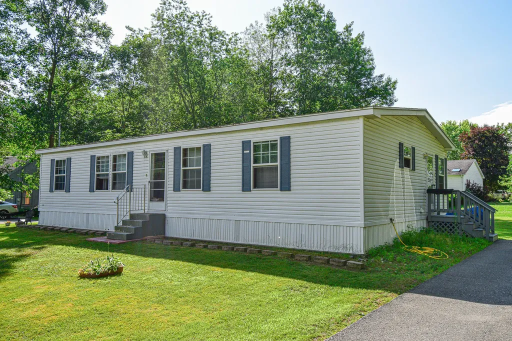 11 Pine Street Newport ME 04953