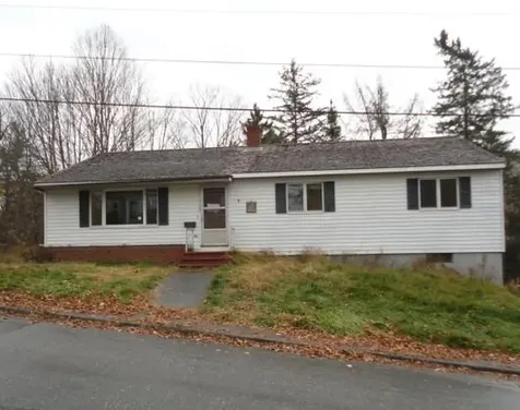 17 Grant Street Farmingdale ME 04344