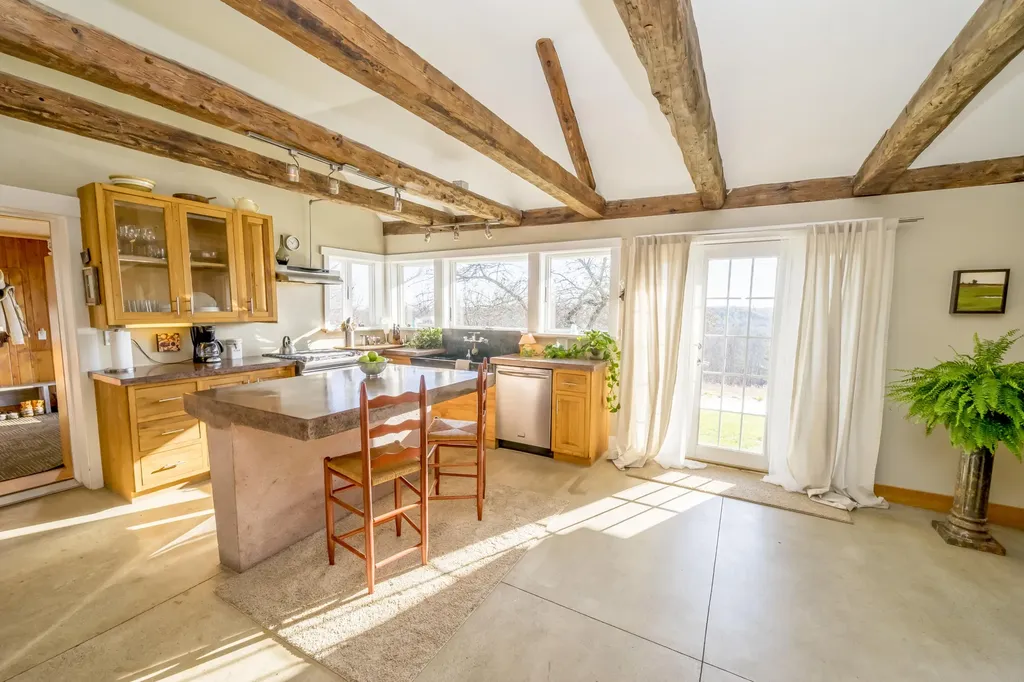 10 Stagecoach Road Liberty ME 04949