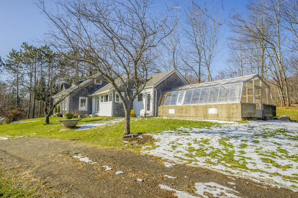 10 Stagecoach Road Liberty ME 04949