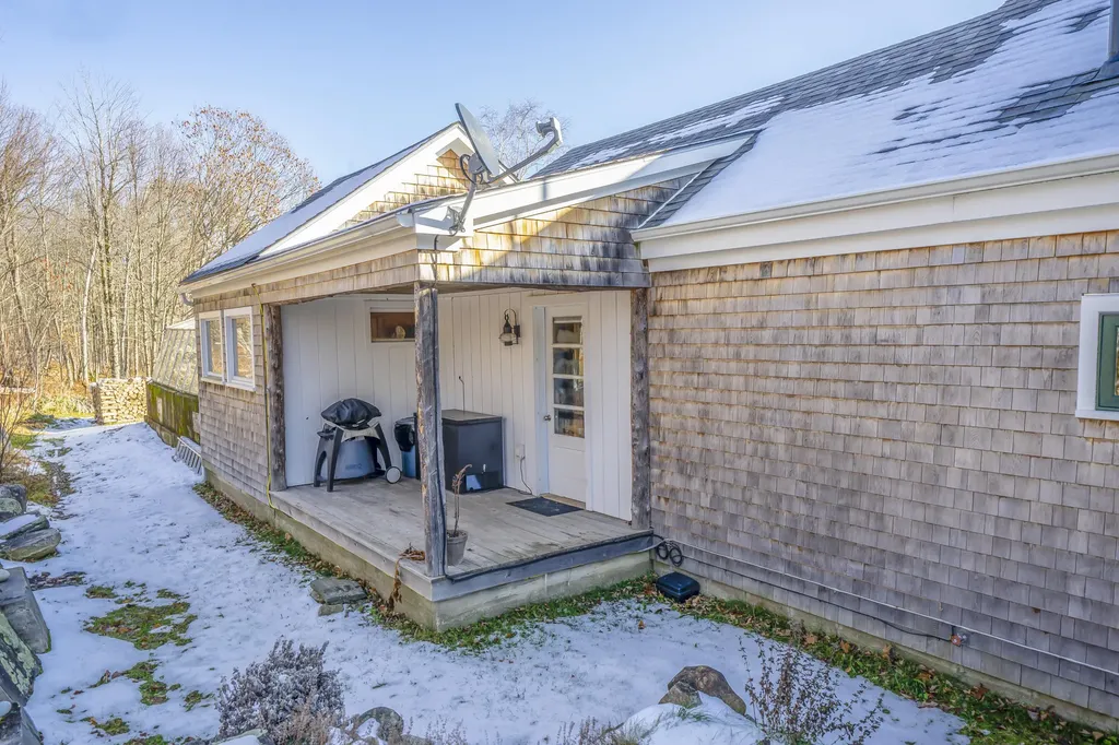 10 Stagecoach Road Liberty ME 04949
