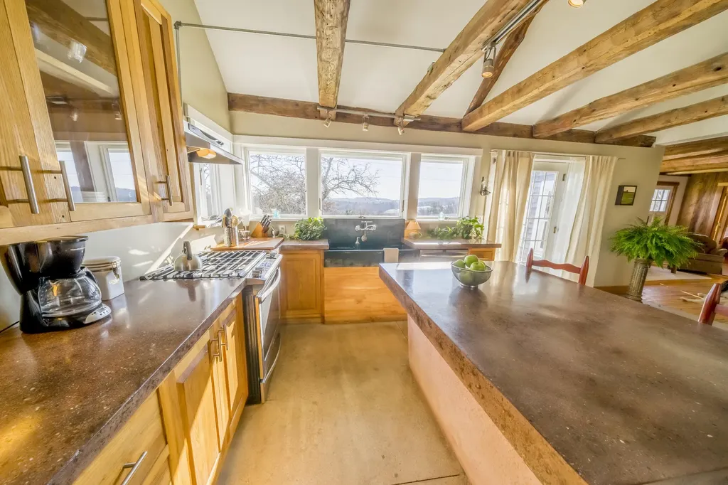 10 Stagecoach Road Liberty ME 04949