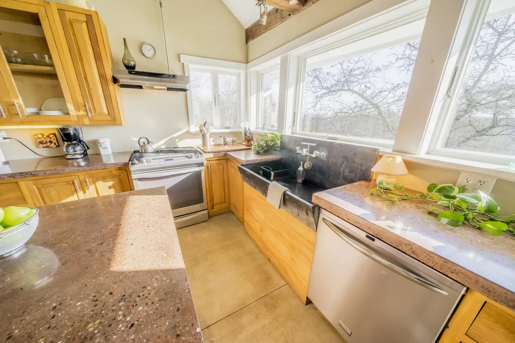 10 Stagecoach Road Liberty ME 04949