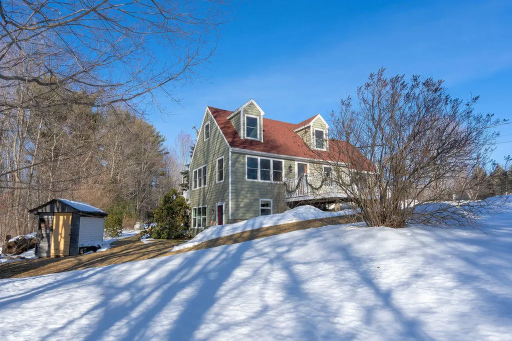 8 Damon Road Raymond ME 04071