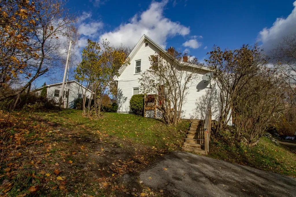10 Kelly Lane Hampden ME 04444