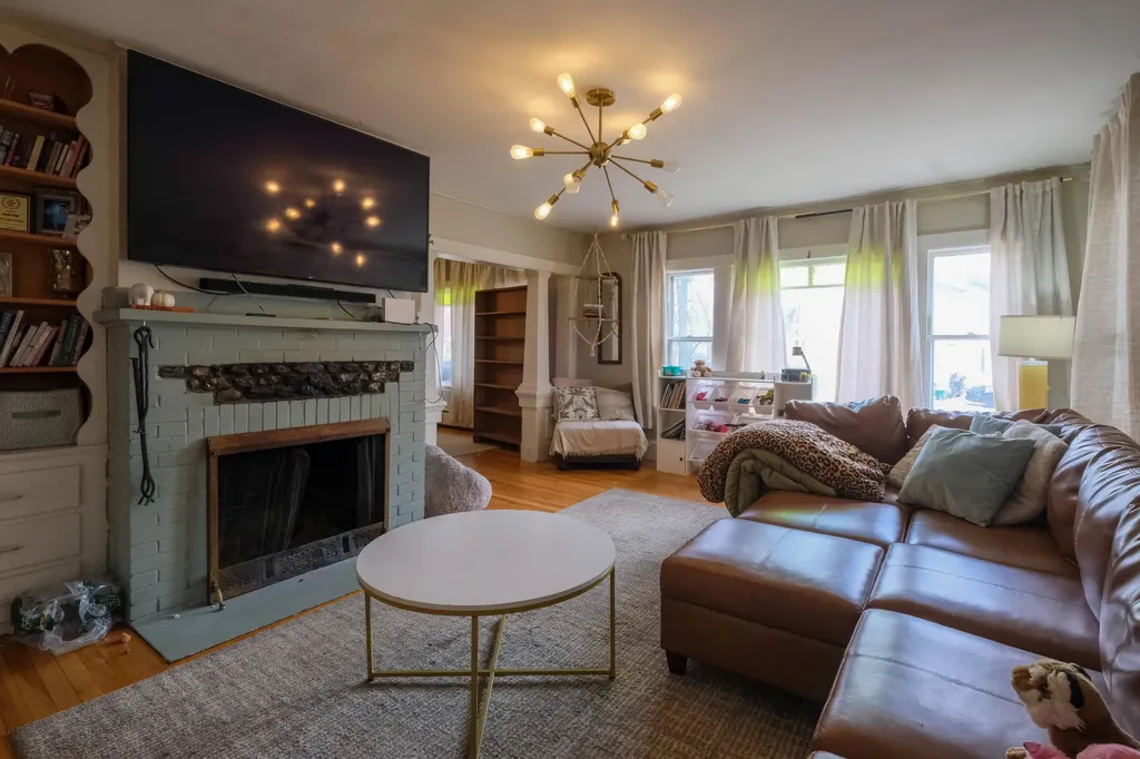 11 Barrows Street Paris ME 04281