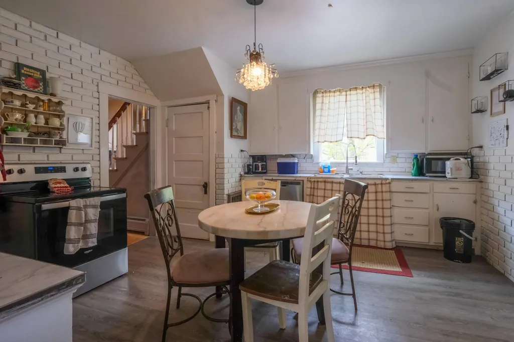11 Barrows Street Paris ME 04281
