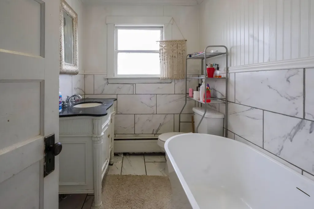 11 Barrows Street Paris ME 04281