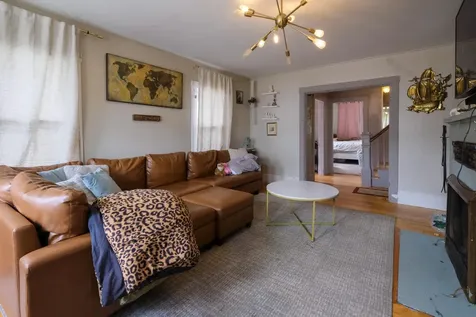 11 Barrows Street Paris ME 04281