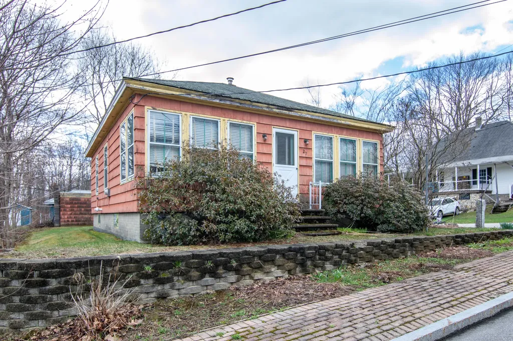 27 Reservoir Avenue Lewiston ME 04240