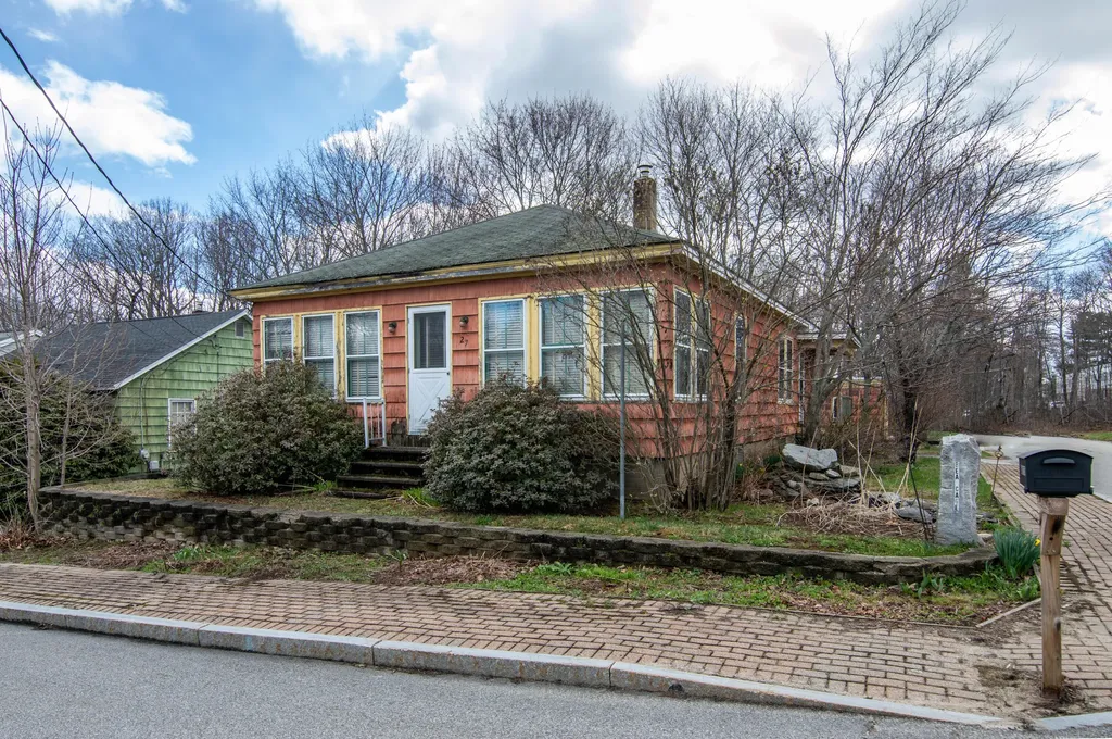 27 Reservoir Avenue Lewiston ME 04240