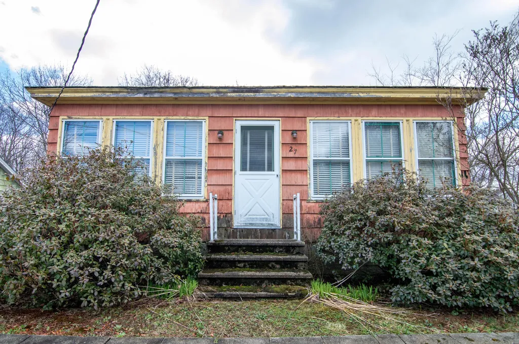27 Reservoir Avenue Lewiston ME 04240