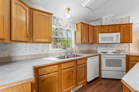 20 Marc Avenue Topsham ME 04086