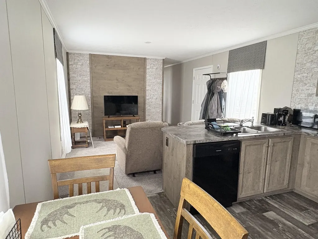 16 R.w. Macleod Lane Belfast ME 04915