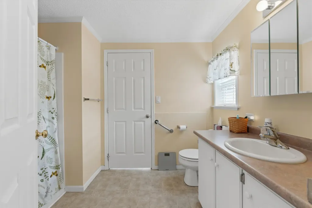 4 Arundel Avenue Lisbon ME 04250