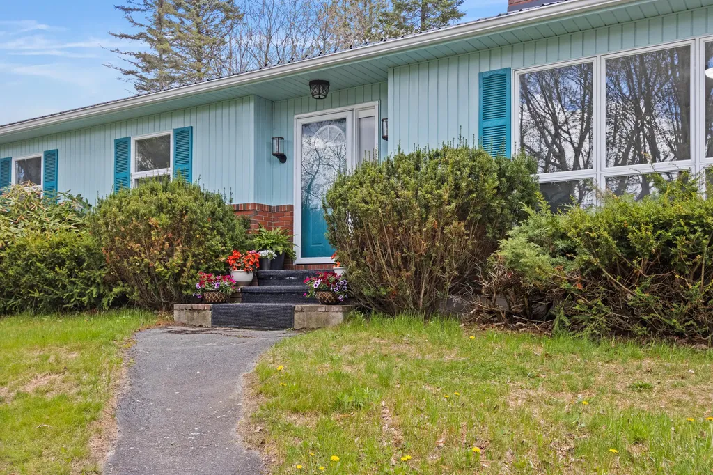18 Martin Heights Raymond ME 04071