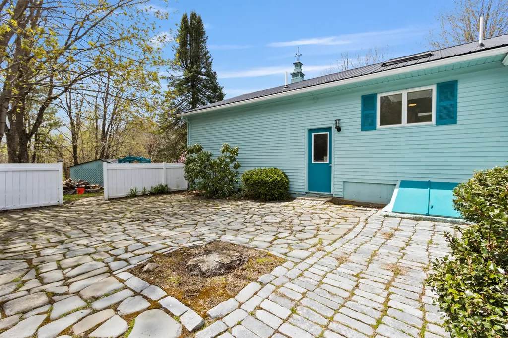 18 Martin Heights Raymond ME 04071