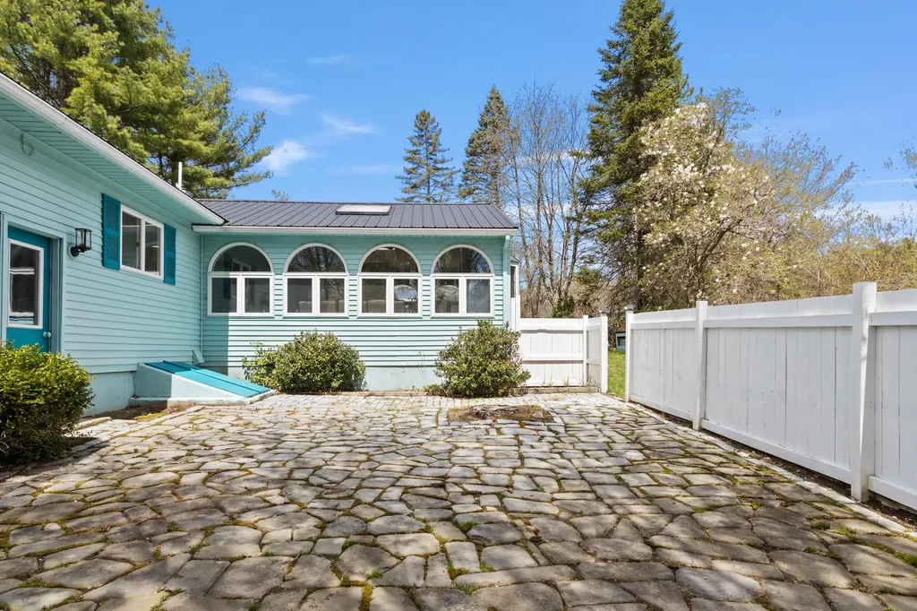 18 Martin Heights Raymond ME 04071