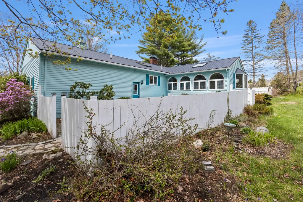 18 Martin Heights Raymond ME 04071